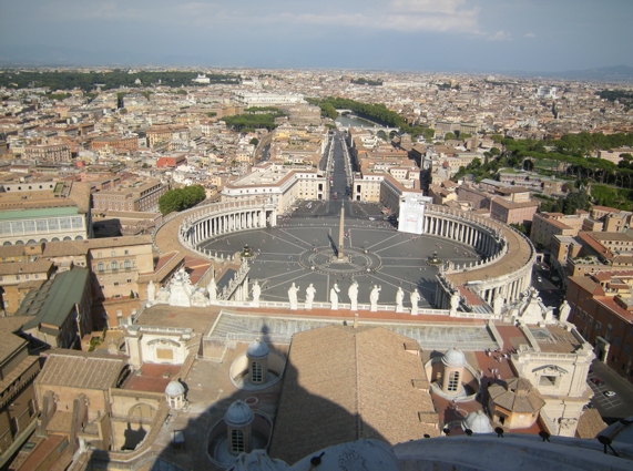 Blick von der Kuppel auf den Petersplatz, die Engelsburg und Rom