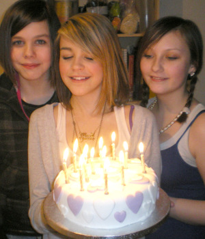 [Bild: teen-birthday-cake-ide5p2l.jpg]